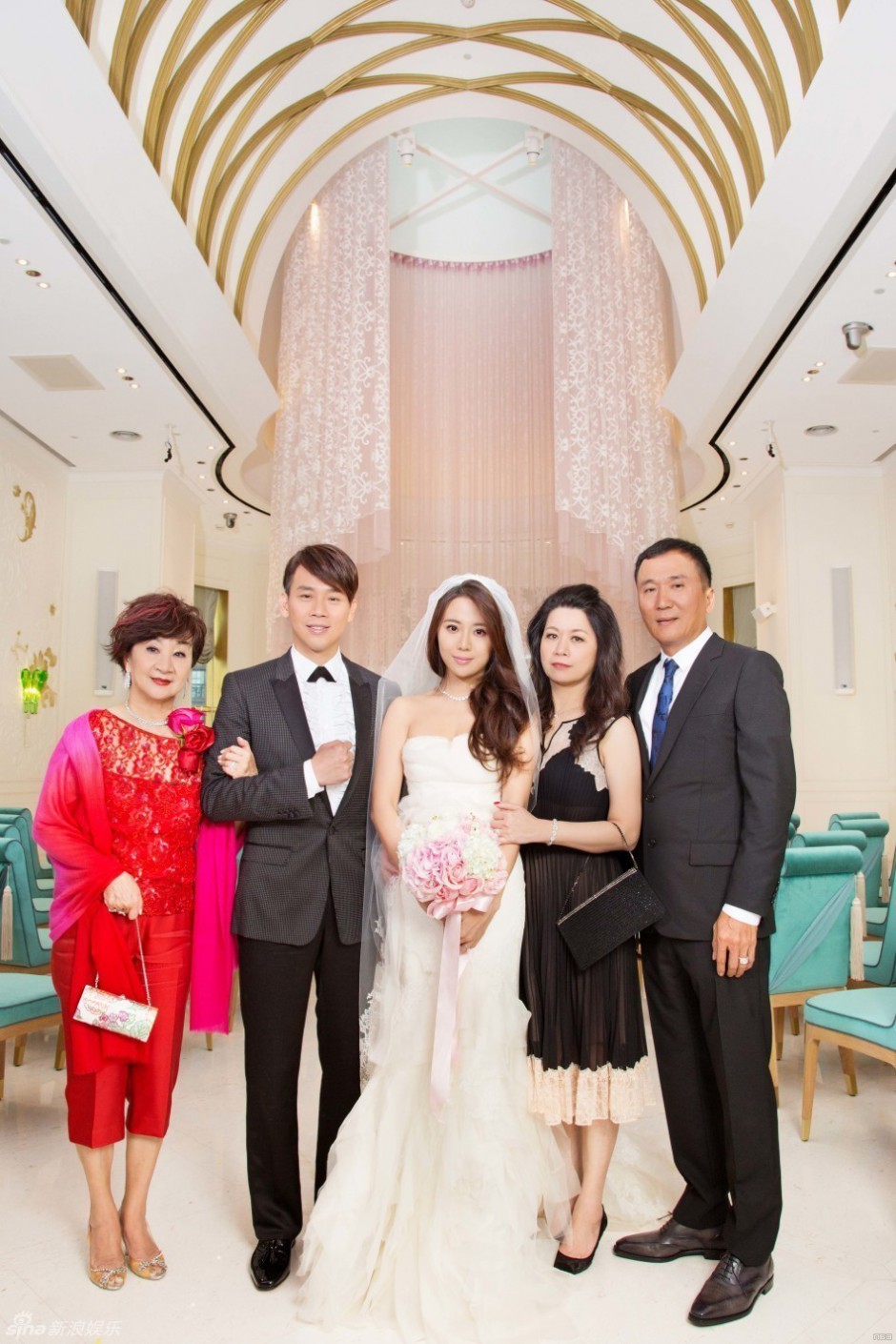 陶�婚礼现场 与娇妻时尚婚纱照首度曝光
