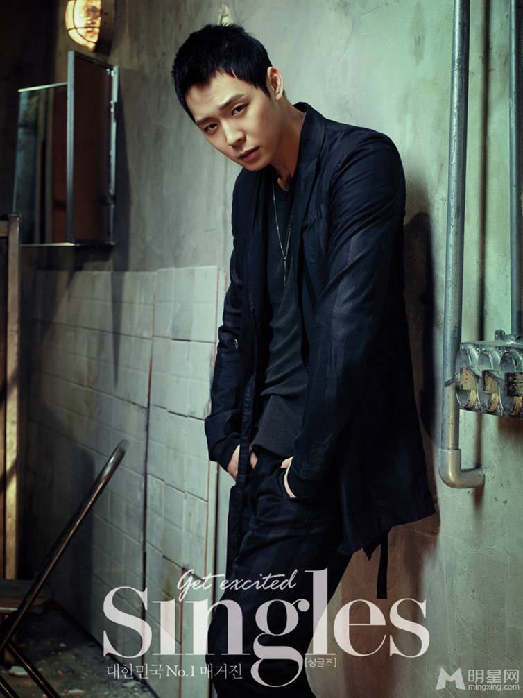 韩国男明星朴有天坚毅眼神展俊朗写真