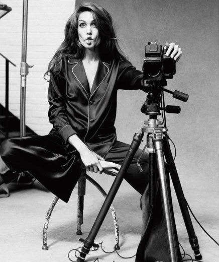 安吉丽娜・朱莉玩相机搞怪表情黑白写真