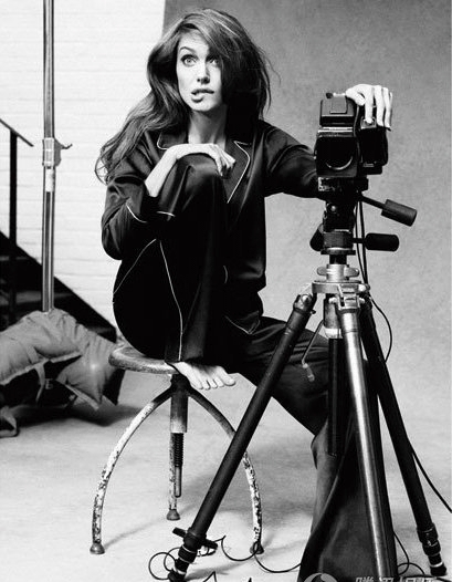安吉丽娜・朱莉玩相机搞怪表情黑白写真