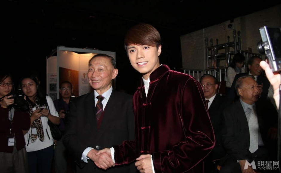 张敬轩活动现场照 干练西服清爽笔挺