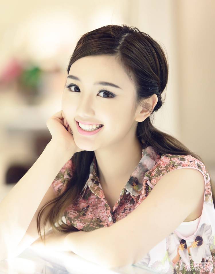 陈翔女朋友毛晓彤甜美写真 灿烂笑容清澈明亮
