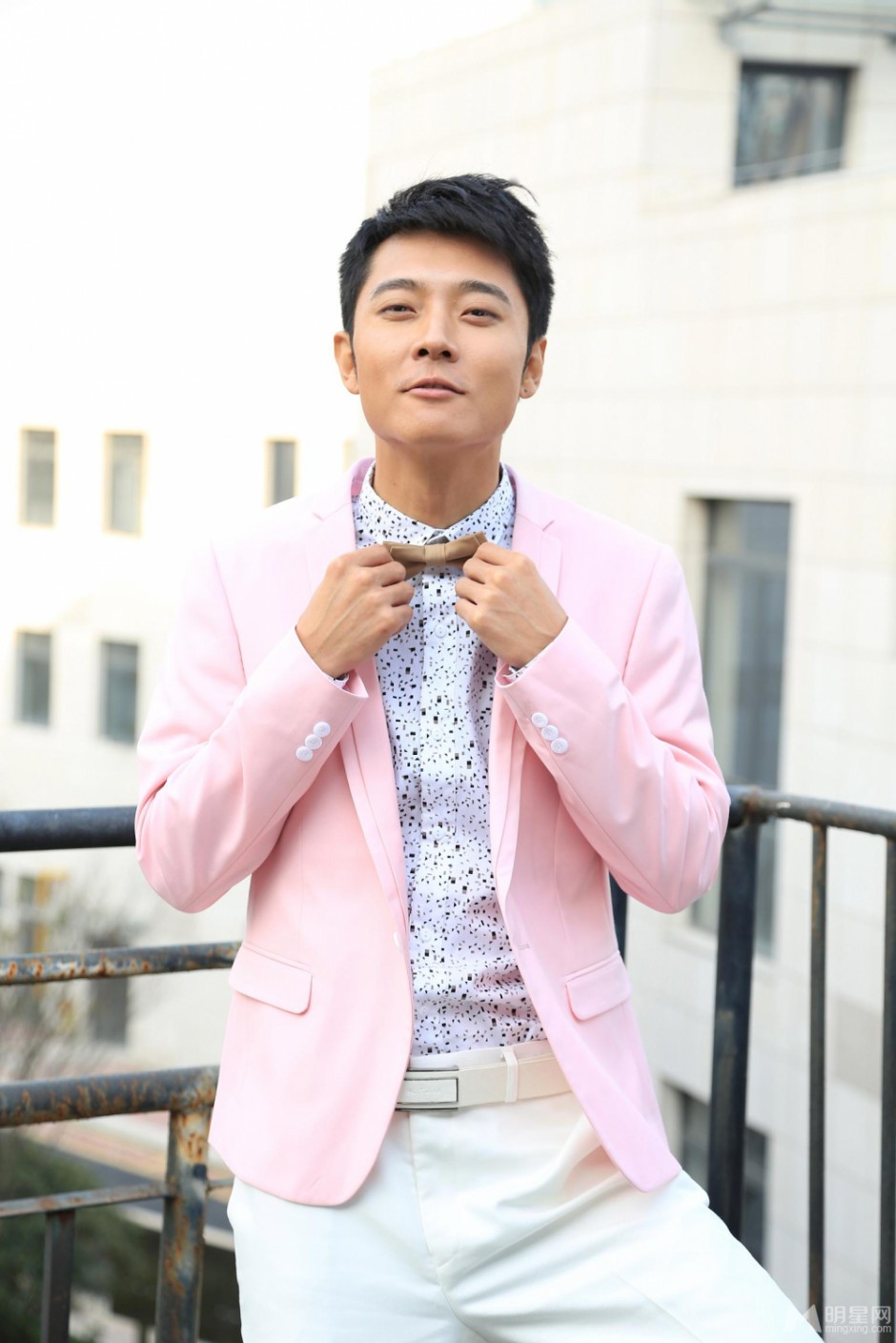 暖男张丹峰绅士写真 儒雅风度迷人