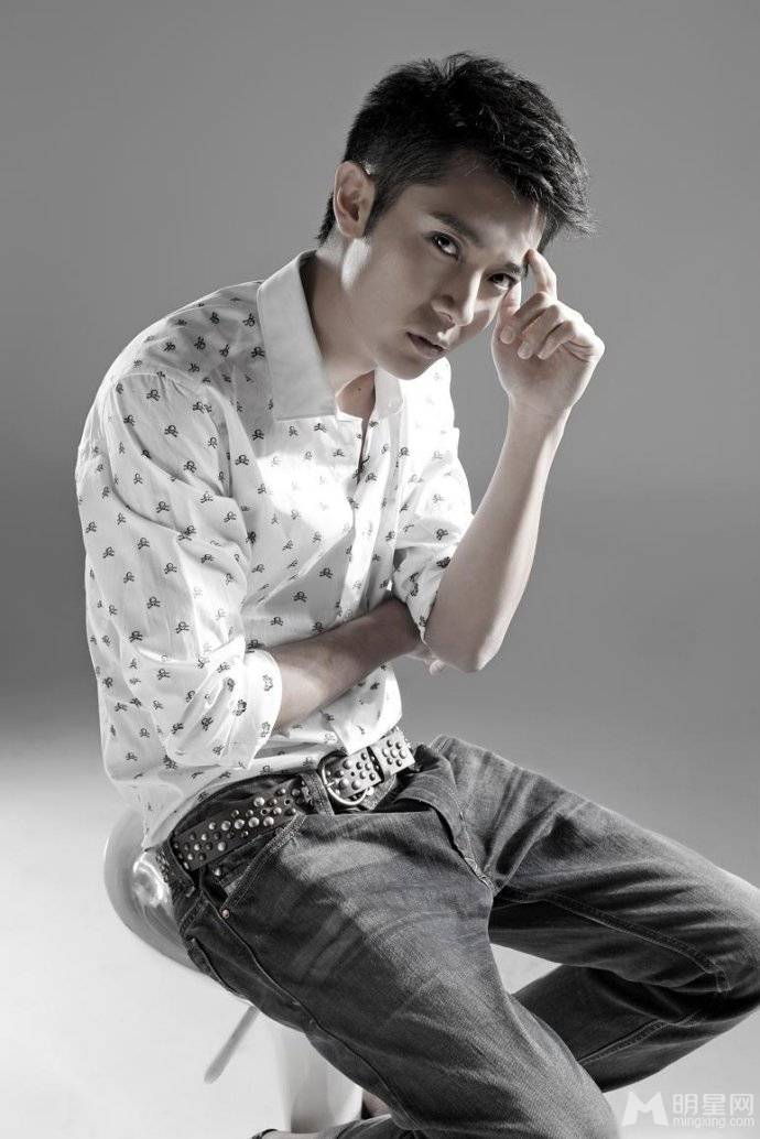 张丹峰休闲写真 型男气质清爽