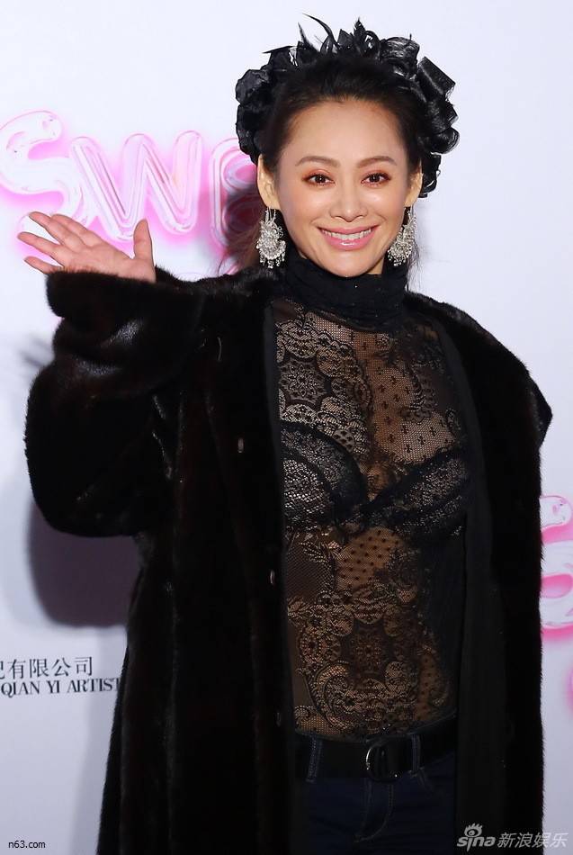 演员宁静性感蕾丝透视装出席活动