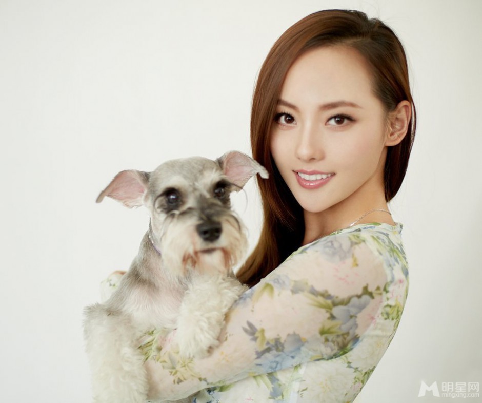 张嘉倪清纯迷人宠物写真