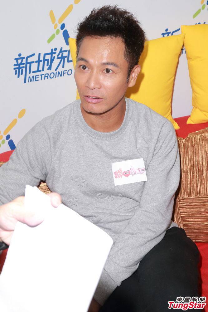 郭晋安访谈节目 灰色线衫优雅魅力迷人