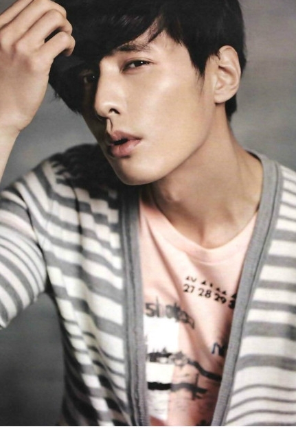 韩国男演员元斌帅气冷峻写真照