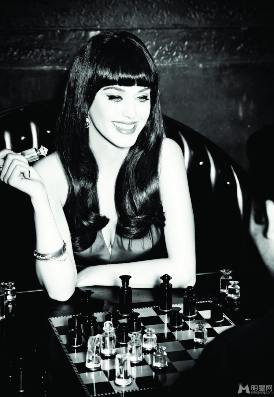 凯蒂・佩里尽显妖娆魅惑风情黑白写真