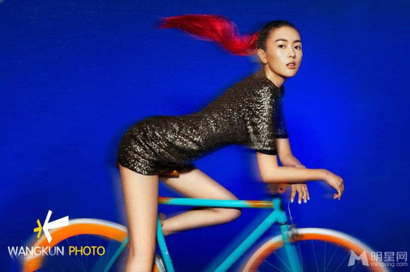 童瑶携自行车拍摄另类时尚写真照