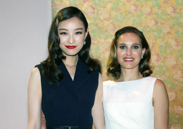 倪妮出席迪奥香水活动 欧美复古风妩媚性感