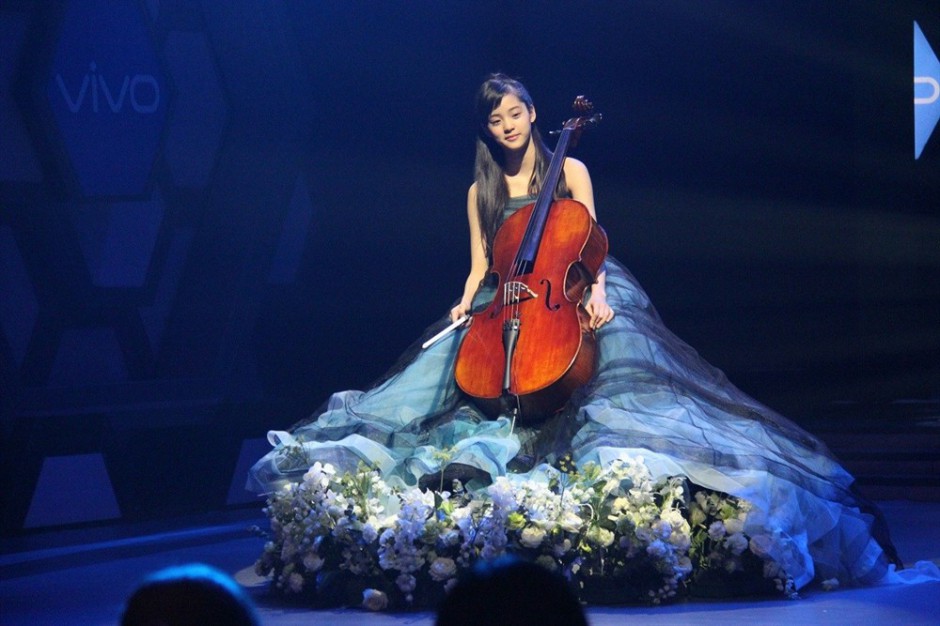 大提琴手欧阳娜娜演奏现场宛若优雅公主