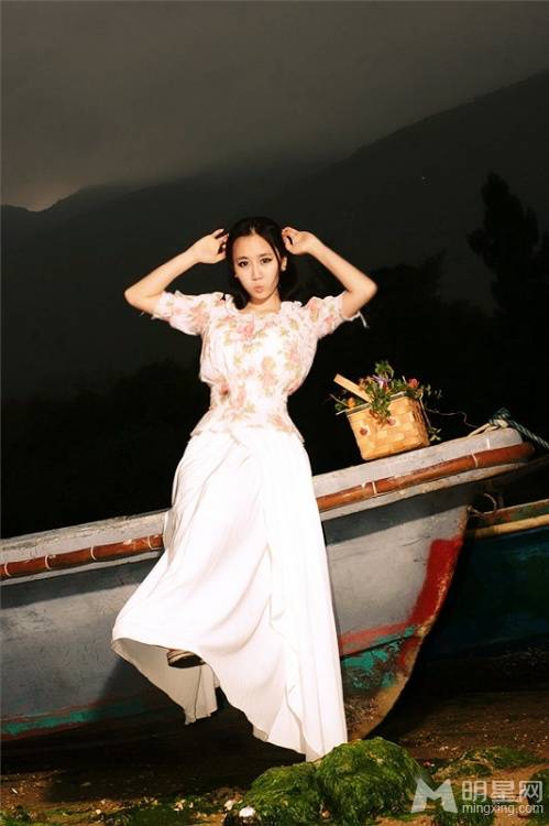 中国内地女歌手金银玲清新写真照