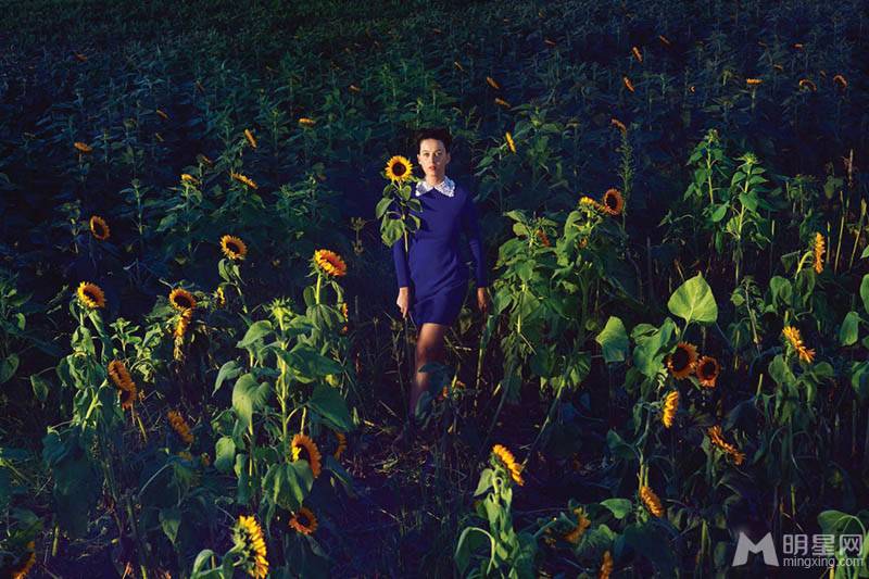 凯蒂・佩里演绎浪漫风情唯美花海写真