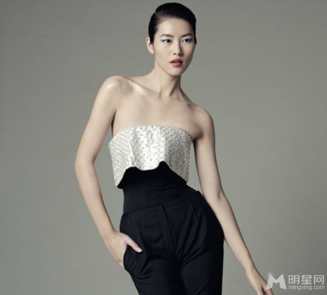 模特刘雯黑白照片 潮流搭配引人效仿