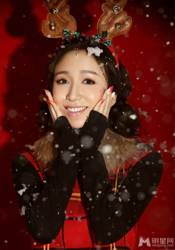 娄艺潇绽放甜美幸福笑容圣诞写真