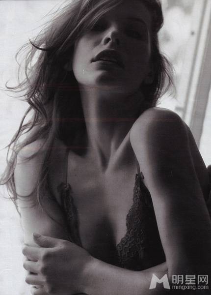 米拉・乔沃维奇性感着装勾勒完美身材