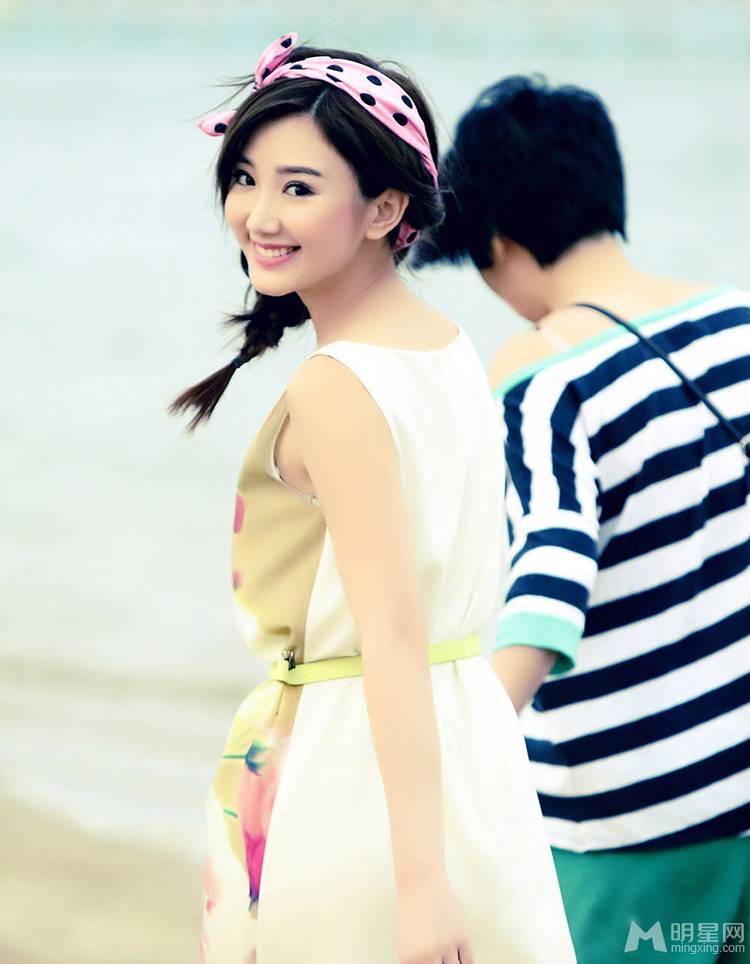 毛晓彤海边浪漫个人写真 优雅短裙变身清凉美女