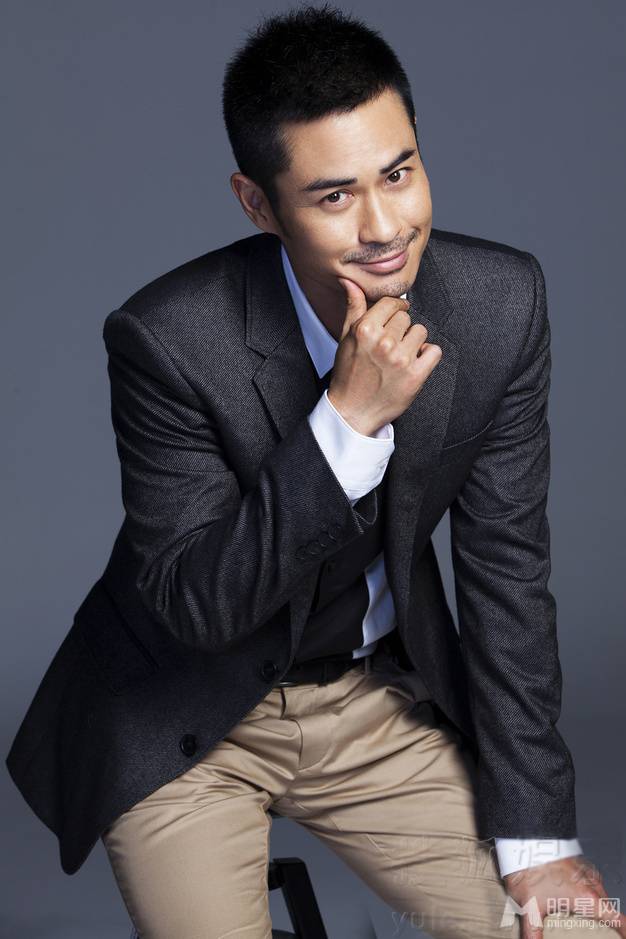 香港男明星郑嘉颖西装革履演绎帅气型男