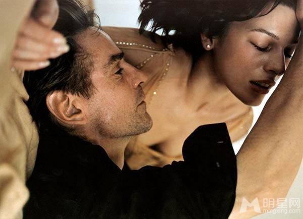 米拉・乔沃维奇性感着装勾勒完美身材