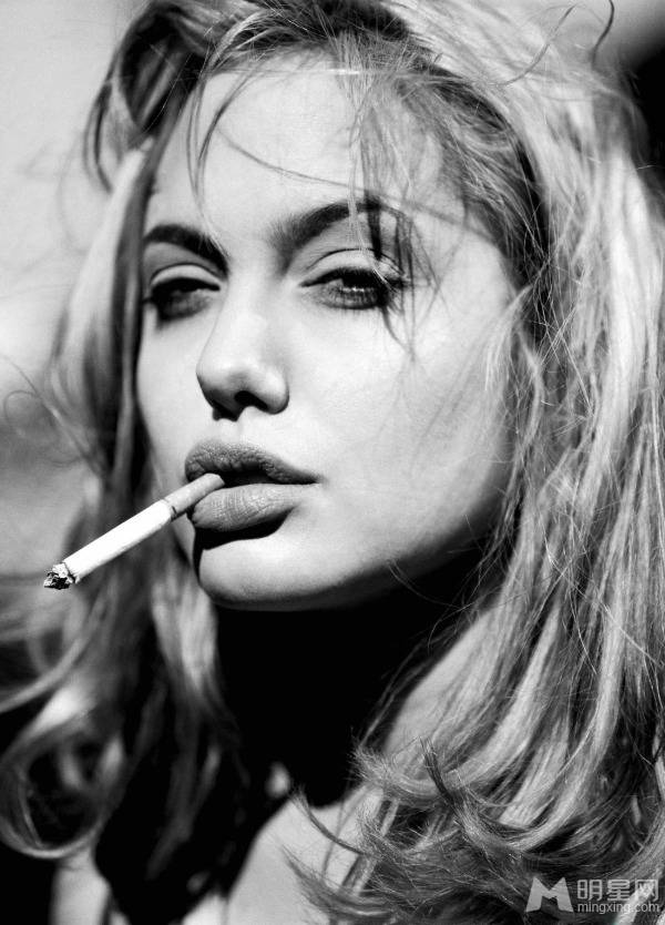 安吉丽娜・朱莉香烟缭绕尽显独特魅力风情