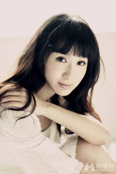 娄艺潇性感睡裙尽显小女人妩媚