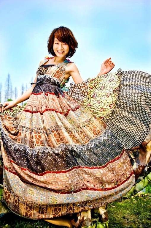 朱丹美丽长裙回眸浅笑暖人心扉