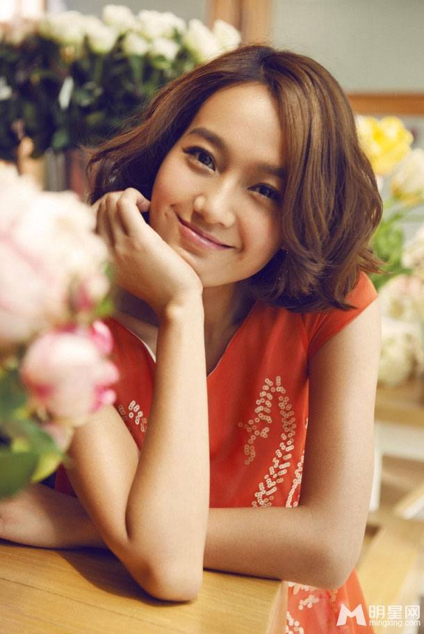 朱丹修身制服尽显成熟干练写真