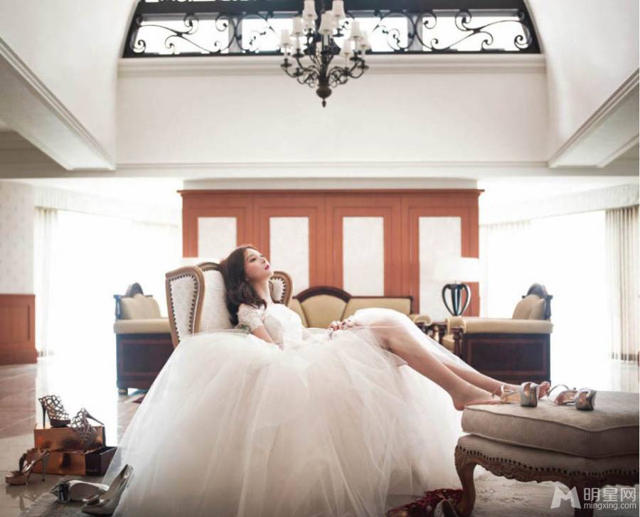 女神车艺莲回眸一笑明媚个性婚纱照