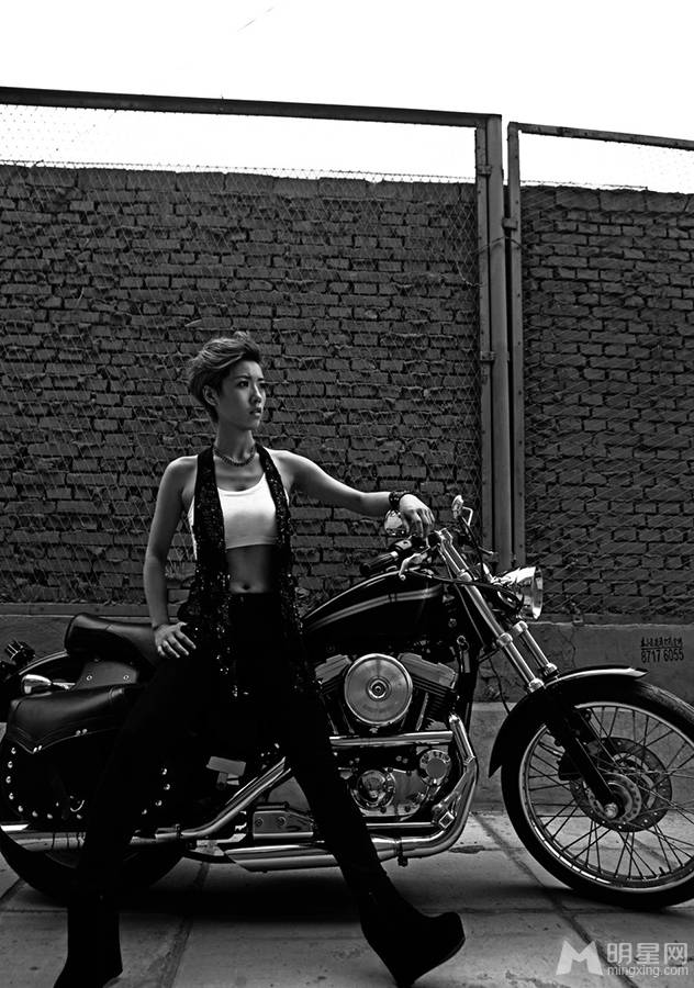 张欣奕骑重机车霸气冷酷黑白写真