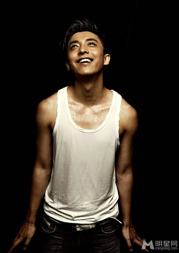 李佳航尽显酷帅魅力湿身写真大片