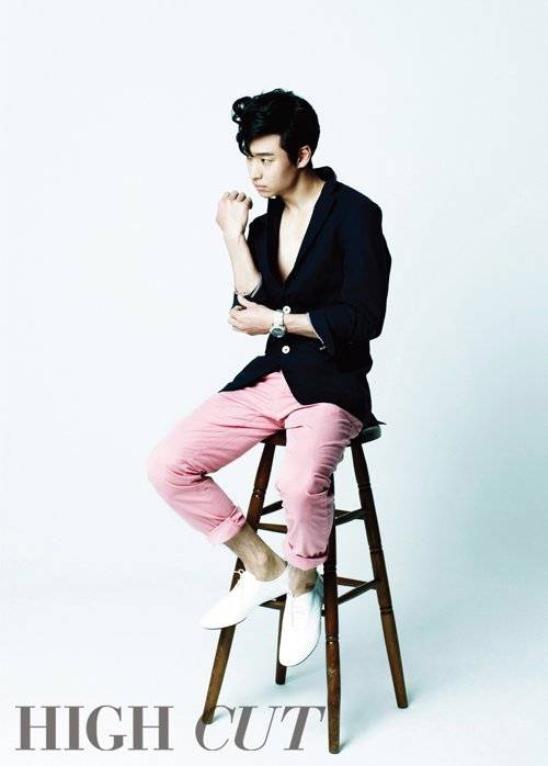 李济动时尚装扮尽显潮男形象魅力