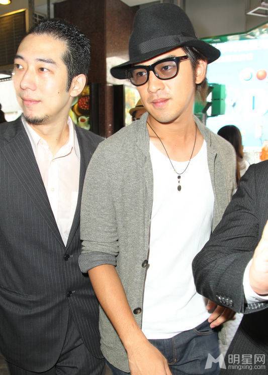 台湾男演员陈柏霖戴黑色帽子帅气亮相