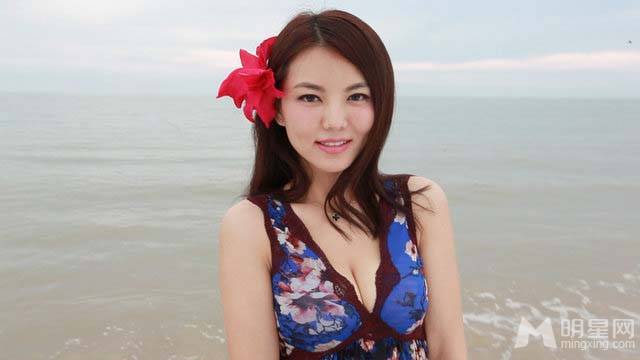 美女主持李湘诱人海边比基尼写真
