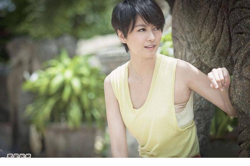 香港女歌手梁咏琪清新装扮惹人爱