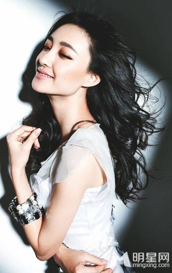 王丽坤优雅白裙甜美写真尽展女神范