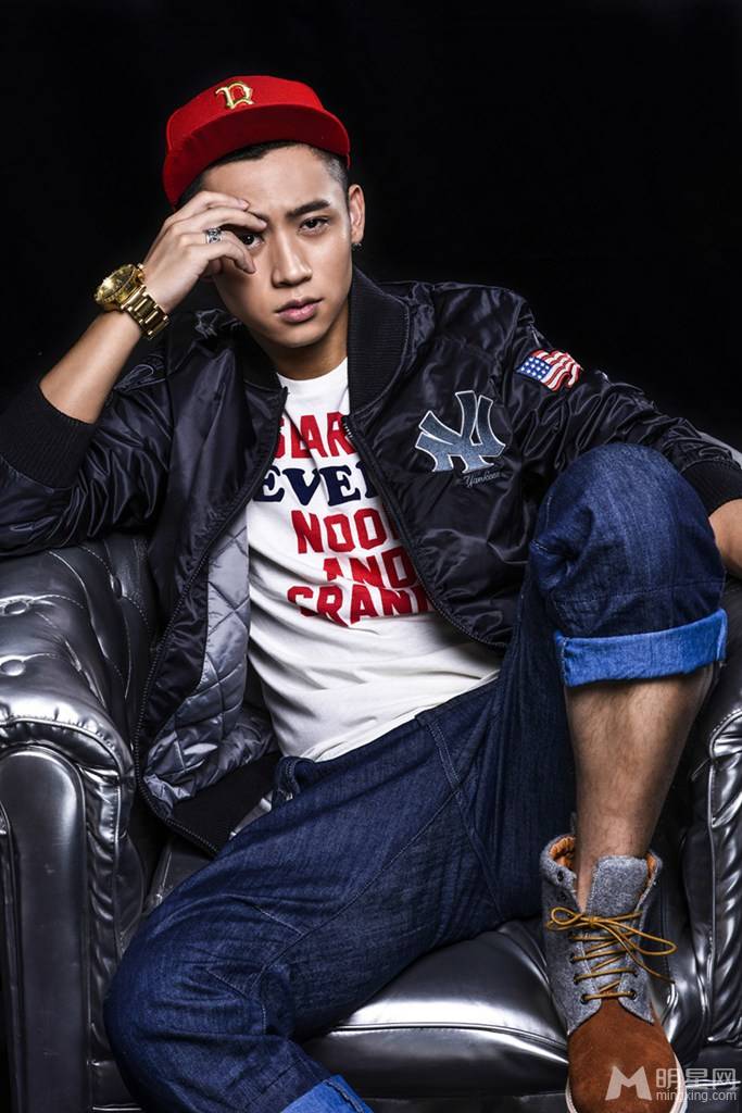 魏晨尽显时尚潮流型男写真