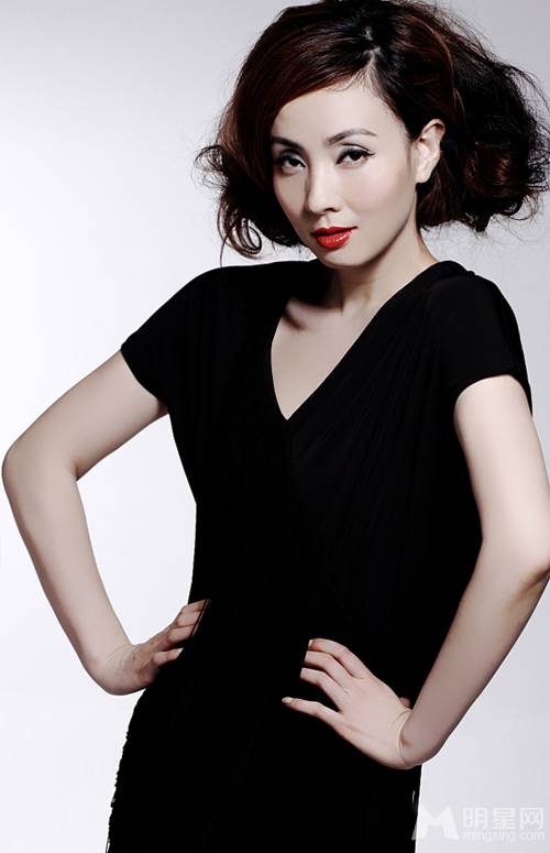 小陶虹演绎黑色妖姬魅惑十足