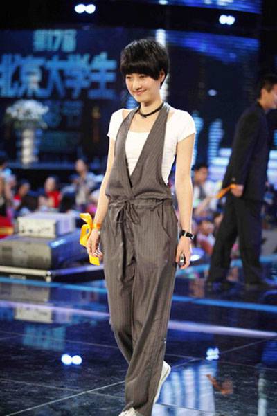 大陆女星马伊�吊带裤尽显可爱组图