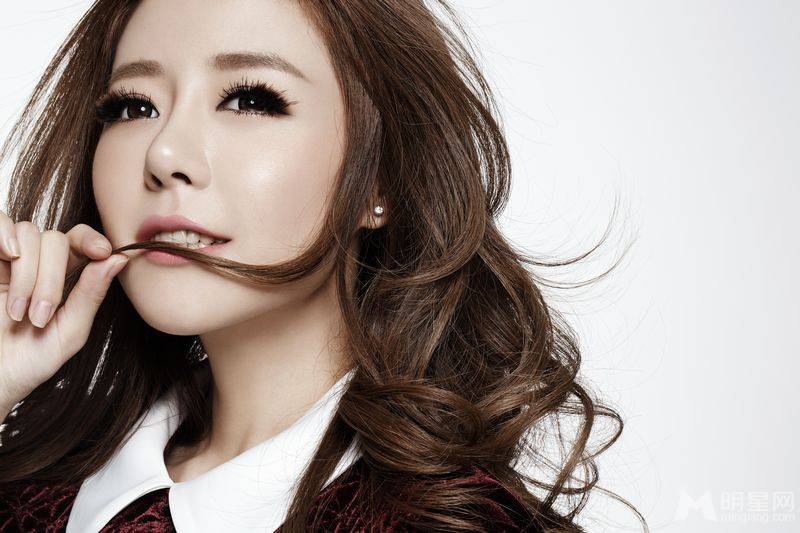 安又琪甜美优雅轻熟女时尚写真