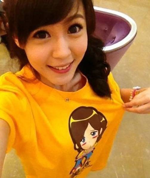 甜美梨涡少女李金铭清新风格写真