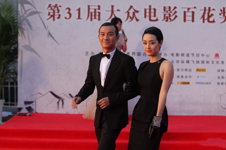 马伊�与文章大秀恩爱出席活动现场组图
