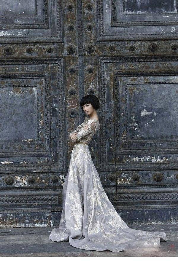 桂纶镁烈焰红唇展现女人成熟韵味写真