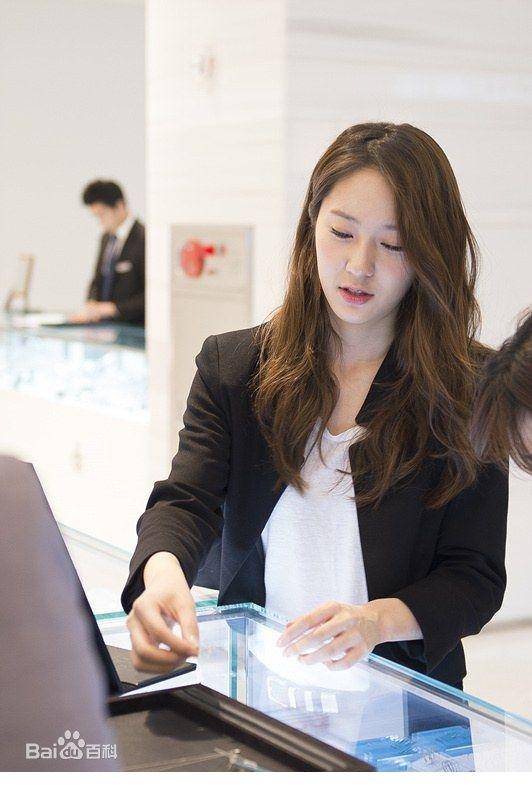 韩国女明星郑秀晶商场购物迷人组图