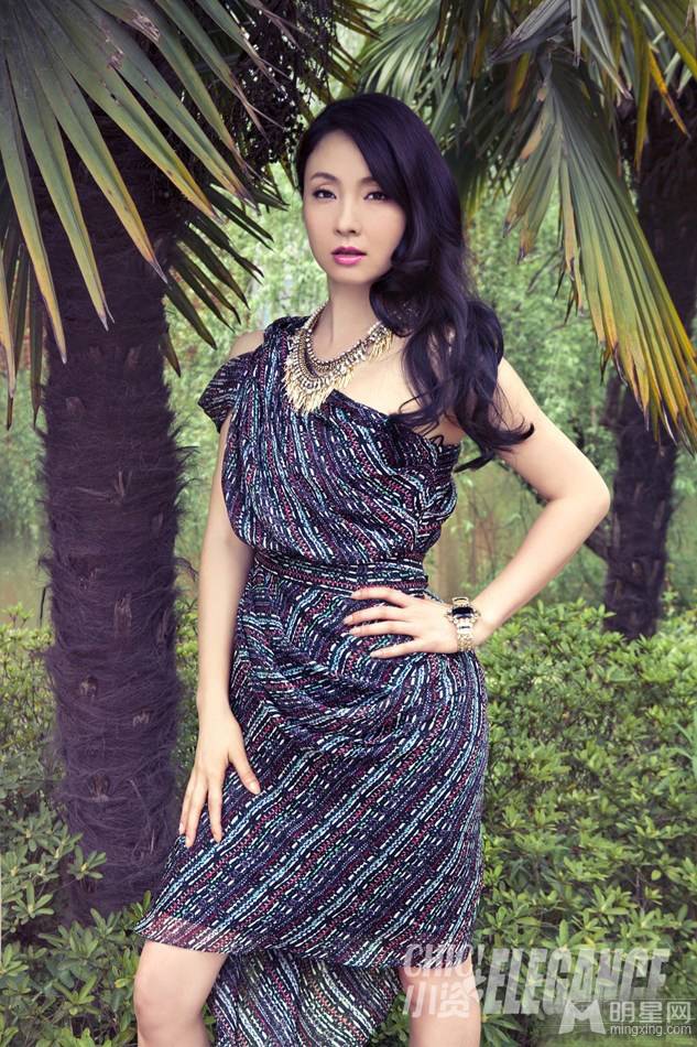 小陶虹散发时尚成熟女人味十足