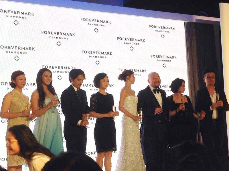 吴千语白色蕾丝长裙微露性感香肩