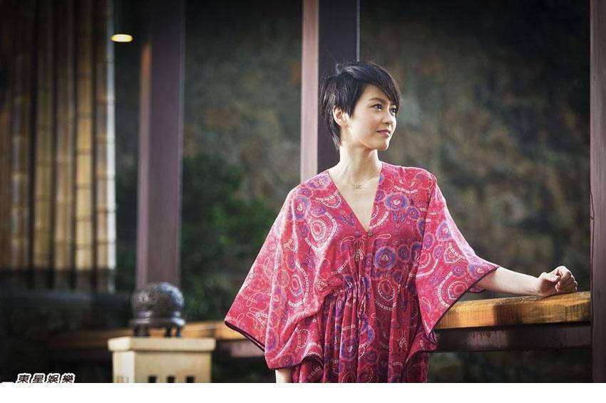 香港女歌手梁咏琪清新装扮惹人爱