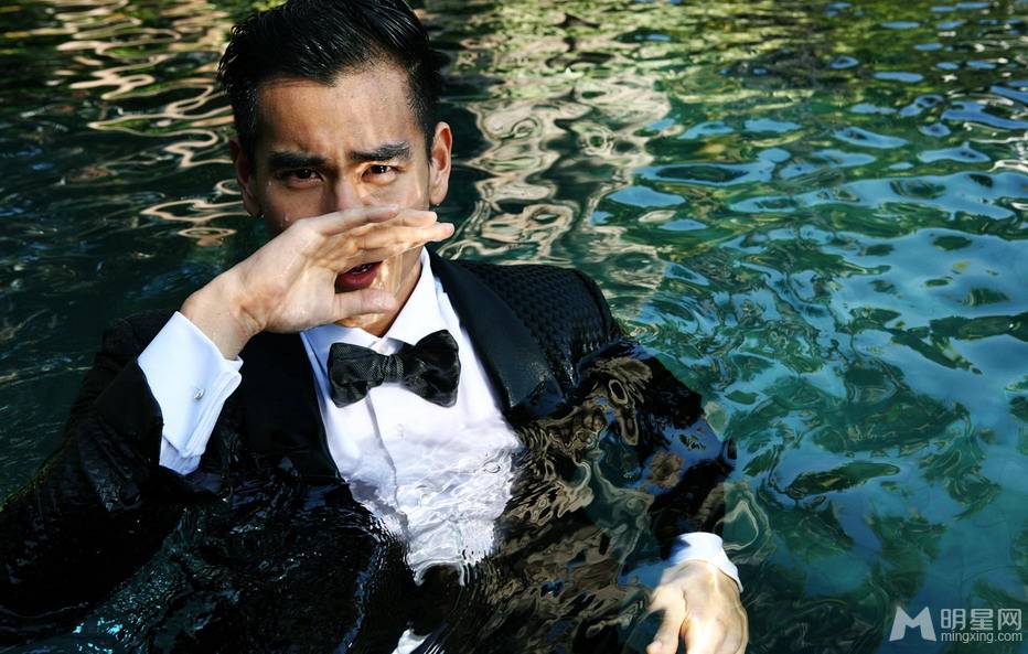 男神彭于晏西服演绎湿身诱惑