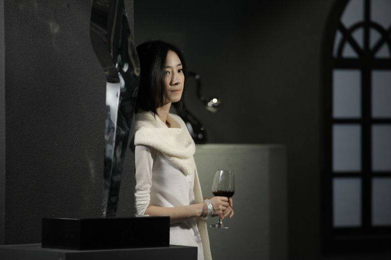 台湾女演员桂纶镁散发文艺气息写真