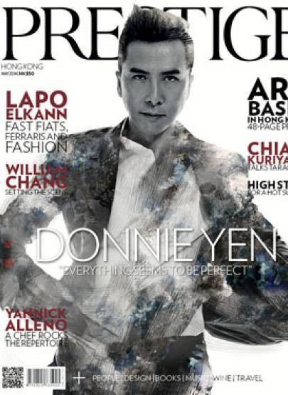 甄子丹展拳腿显霸气黑白写真